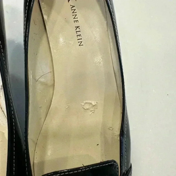 Anne Klein black leather kitten heel shoes with silver emblem size 7.5 - Picture 8 of 10